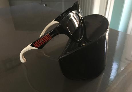 Lunette solaire moschino numéro série sur branche 3