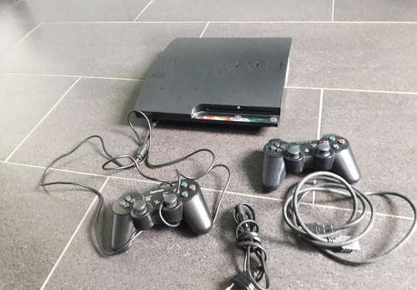 Playstation 3 et deux manettes 1