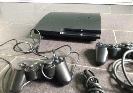 Playstation 3 et deux manettes 2