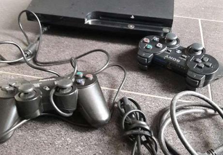 Playstation 3 et deux manettes 3