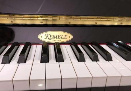 Piano Kemble CB 112 noir poli, état neuf avec garantie (fabriqué par YAMAHA) 2