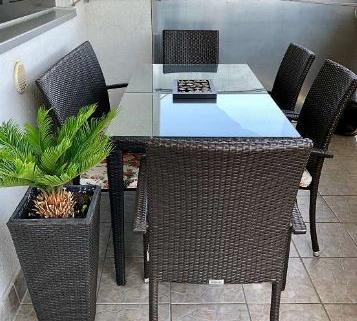 Set table et chaises en rotin 1