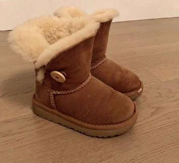 Chaussures Enfant UGGs  taille 25 1