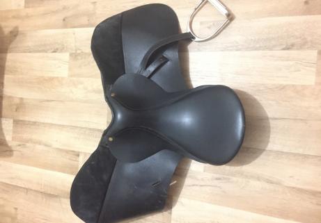 Selle de dressage en cuir 1