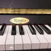 Piano Kemble CB 112 noir poli, état neuf avec garantie (fabriqué par YAMAHA) 2